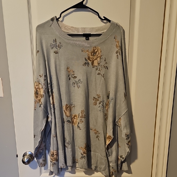 Torrid Light Gray Sweater with Cream Floral Accents - Picture 6 of 7